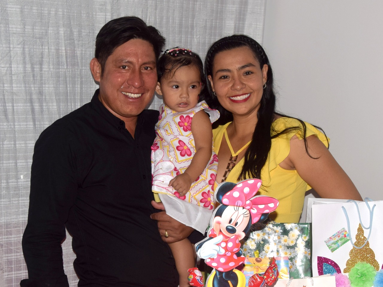 Sus Padres Nilson Castro Repizo, la pequeña cumpleañera y Nataly Salazar Murcia.